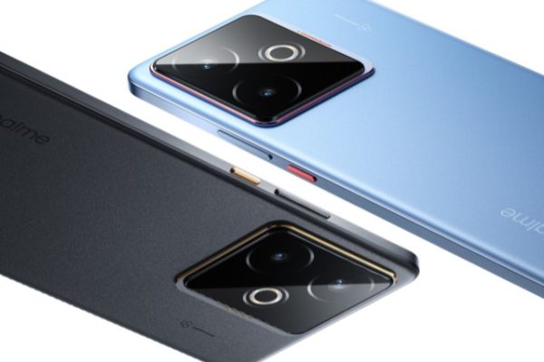 "Realme GT 7T का रियर पैनल – ग्लास फिनिश के साथ प्रीमियम लुक, डुअल कैमरा सेटअप और LED फ्लैश के साथ आकर्षक कैमरा मॉड्यूल, बीच में Realme का लोगो"