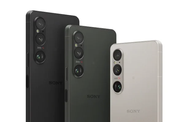 Sony Xperia 1 VI कैमरा, बैटरी और परफॉर्मेंस का दमदार कॉम्बो Sony Xperia 1 VI का बैक पैनल – मैट फिनिश के साथ एलिगेंट डिज़ाइन, ट्रिपल कैमरा सेटअप वर्टिकल पोजिशन में, LED फ्लैश के साथ