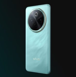"Vivo T4 5G का पिछला हिस्सा, आकर्षक मटैलिक फिनिश में बड़ा रिंग शेप कैमरा मॉड्यूल, ट्रिपल कैमरा सेटअप और गोलाकार LED फ्लैश के साथ दिखाया गया है।"