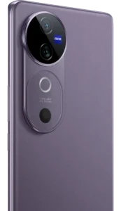बैंगनी रंग में Vivo V40 स्मार्टफोन का रियर व्यू, जिसमें ZEISS ब्रांडेड ड्यूल कैमरा सेटअप और एलईडी फ्लैश के साथ प्रीमियम डिजाइन दिख रहा है।"