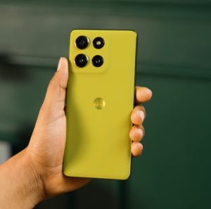 motorola mobile under 20000 back view 