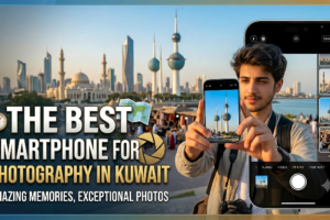 An image promoting the Best Smartphone for Travel Photography in Kuwait, showing a man holding a smartphone to capture the Kuwait City skyline, featuring the iconic Kuwait Towers. The text on the image reads: The Best Smartphone for Photography in Kuwait - Amazing Memories, Exceptional Photos